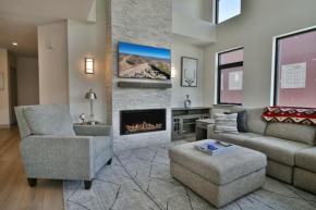 Skywalk Flats Penthouse: Downtown w/ Rooftop Hot Tubs and Great Views